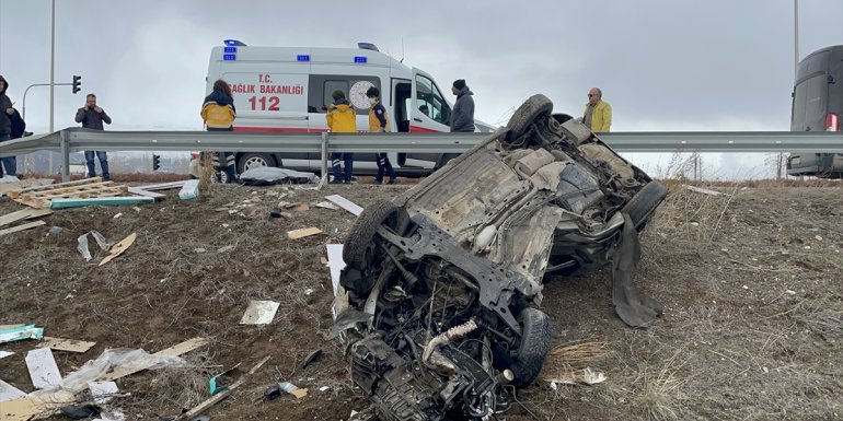 Erzincan'da tır ile otomobilin çarpışması sonucu 2 kişi öldü