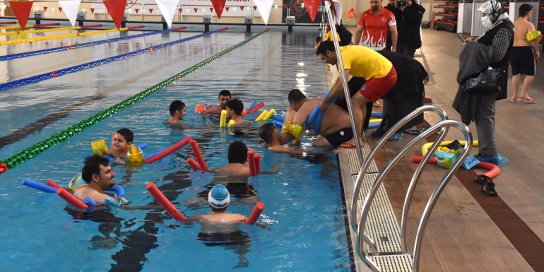 ERZURUM - 2 bin rakımdaki olimpik yüzme havuzu kapılarını özel çocuklara açtı1