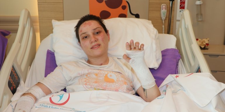 Yoğun bakımda 2 kez kalbi duran genç kız 45 gün sonra hayata gözlerini açtı