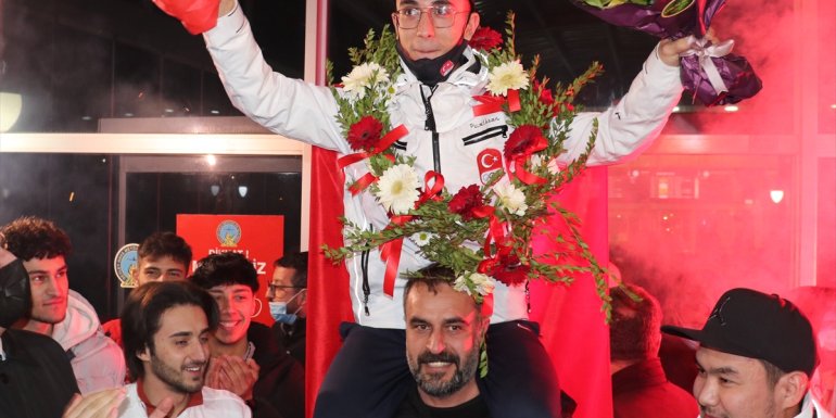 2022 Kış Olimpiyatları'nda 6. olan Furkan Akar, Erzurum'da çiçeklerle karşılandı