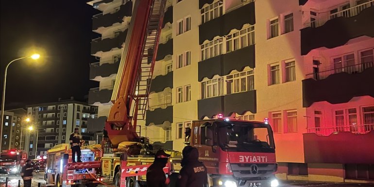 ERZURUM - Apartmanın çatısında çıkan yangın söndürüldü1