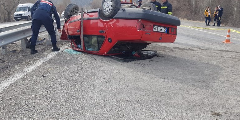 Erzurum'da bariyerlere çarparak devrilen otomobilin sürücüsü öldü