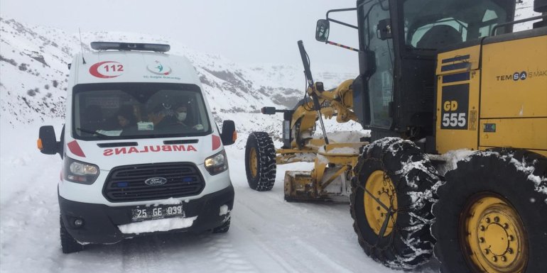 Erzurum'da yolu kardan kapanan mahalledeki hasta için ekipler seferber oldu