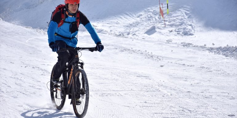 Dağ bisikleti tutkunları 'Palandöken Snow Downhill' etkinliğinde buluştu