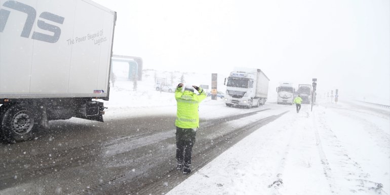 Erzurum'da etkili olan kar ve tipi sürücülere zor anlar yaşattı
