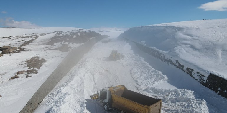 Erzurum'da kardan kapanan alternatif yollar da açılıyor