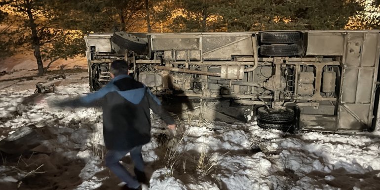 Palandöken'de turistleri taşıyan midibüs devrildi, 25 kişi yaralandı