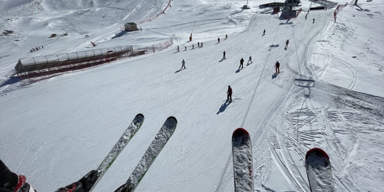 Sahillerde güneşli hava Palandöken'de kayak keyfi yaşanıyor