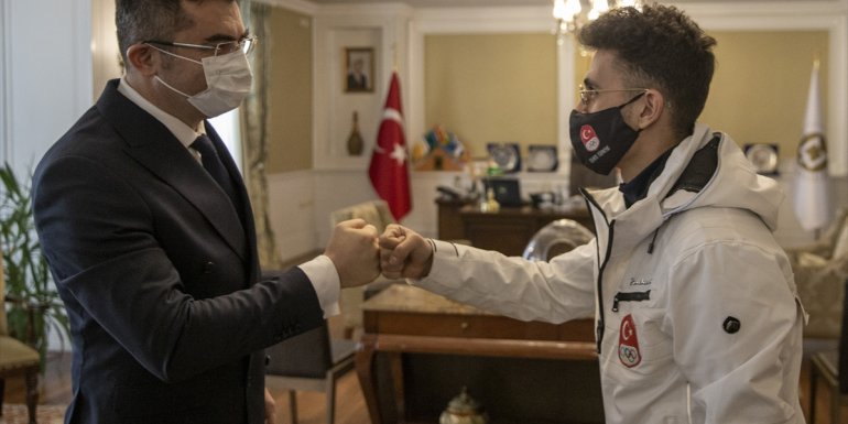 Erzurum Valisi Memiş, Kış Olimpiyatları'nda 6. olan Akar'ı altınla ödüllendirdi