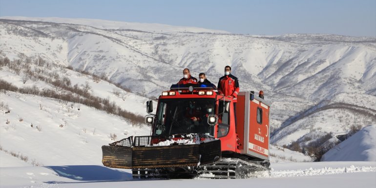 Geçit vermeyen yolları aşıp mahsur kalan hastalara umut oldular1