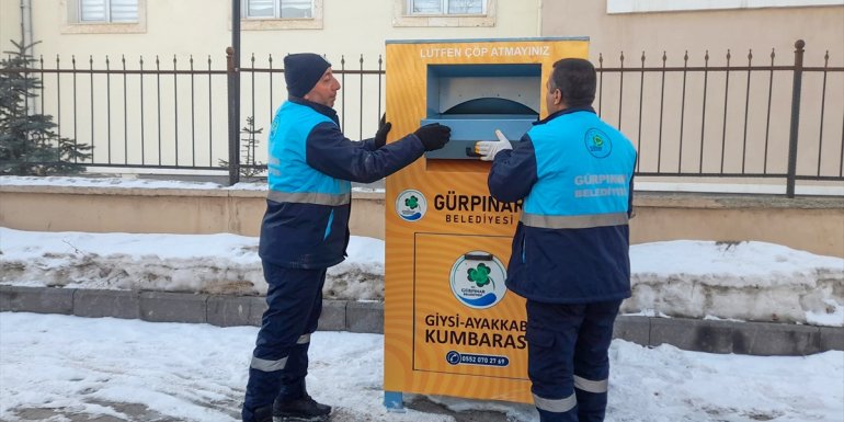 Gürpınar'da farklı noktalara "ayakkabı ve giysi kumbaraları" yerleştirildi