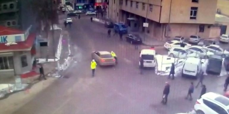 Hacizli aracı durdurmak isteyen polis memuru sürüklenerek yaralandı1