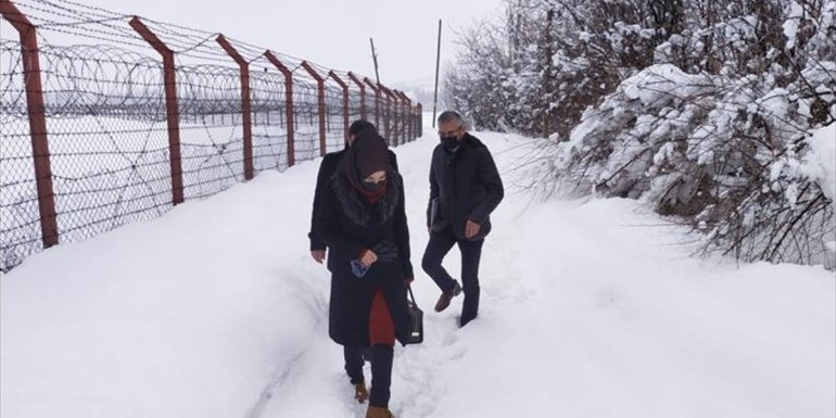 Hakim, mahkemeye gidemeyen yaşlı kadın için karlı yolları aştı
