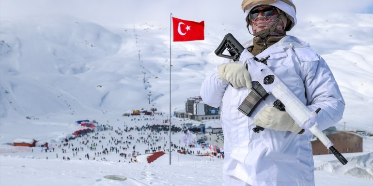 Hakkari'deki 4. Kar Festivali eğlenceli etkinliklerle devam ediyor