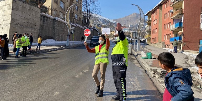 Hakkari'de polis ekipleri öğrencilere "okul geçidi görevlileri eğitimi" verdi