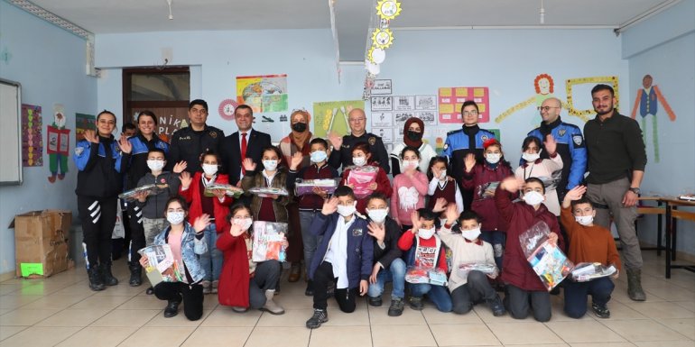 Hakkari'de polis köy okullarındaki öğrencilerle buluştu