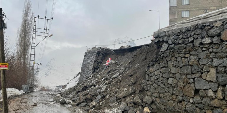 Hakkari'de sağanak nedeniyle istinat duvarları yıkıldı