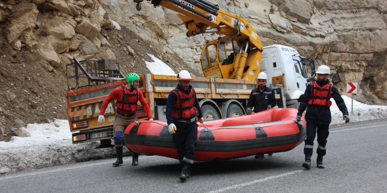 Hakkari'de ekipler elektrik hatlarını onarmak için botlarla Zap Nehri'ni geçiyor