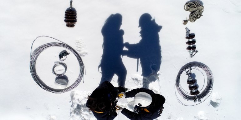 İki kadın karlı dağların zirvelerinde elektrik arızalarını gideriyor