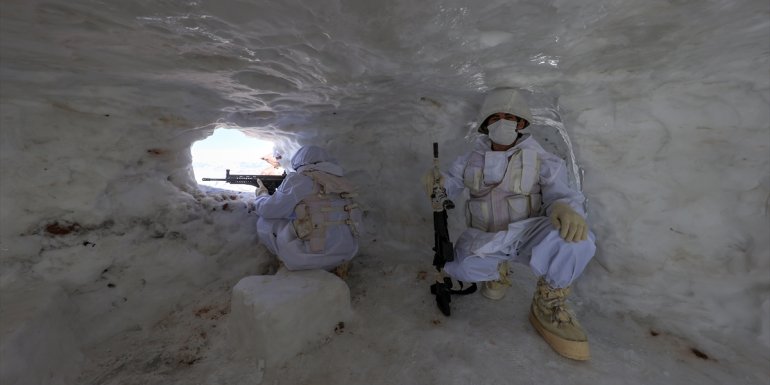 HAKKARİ - Irak sınırını koruyan Mehmetçikten 14 Şubat Sevgililer Günü mesajı1