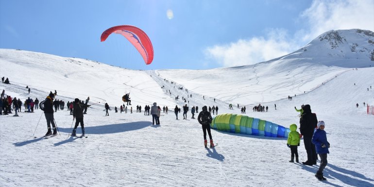 Kar festivali farklı illerden binlerce kişiyi Hakkari'de buluşturdu