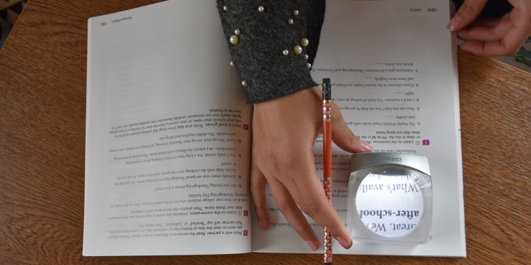 HAKKARİ - Mercekle ders çalışan Nazlıcan hayalini gerçekleştirmenin mutluluğunu yaşıyor1