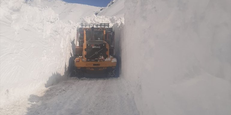 Şemdinli'de kardan kapanan köy yollarını açma çalışmaları devam ediyor