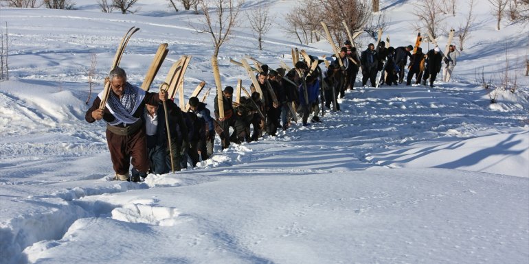 Tahta kayak etkinliği Şemdinlili gençlerin vazgeçilmez eğlencesi oldu