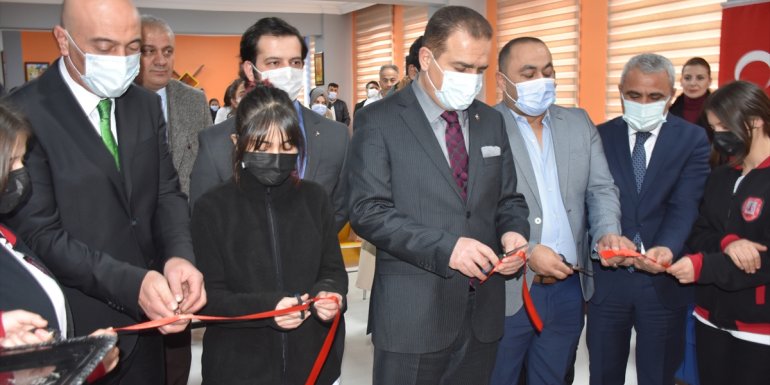 Hakkari Valisi Akbıyık, yeni açılan kütüphanede öğrencilerle söyleşi yaptı1