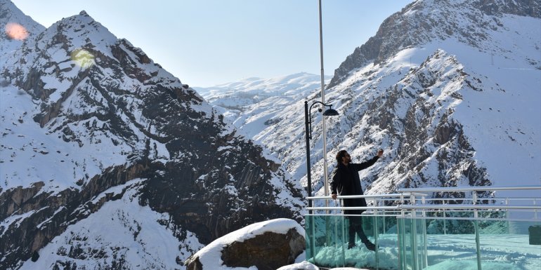 Hakkari'de Zap Vadisi manzaralı seyir tepesi doğaseverleri ağırlıyor