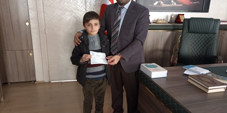 Hakkarili çocuk kumbarasındaki parayı Suriye