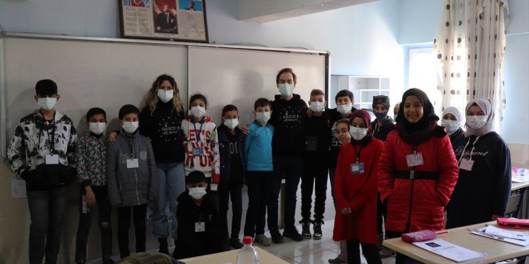 Üniversiteli gönüllülerden ortaokul öğrencilerine psikososyal eğitim desteği