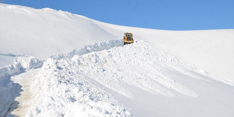 Heavy snowfall blocks roads in Turkiye