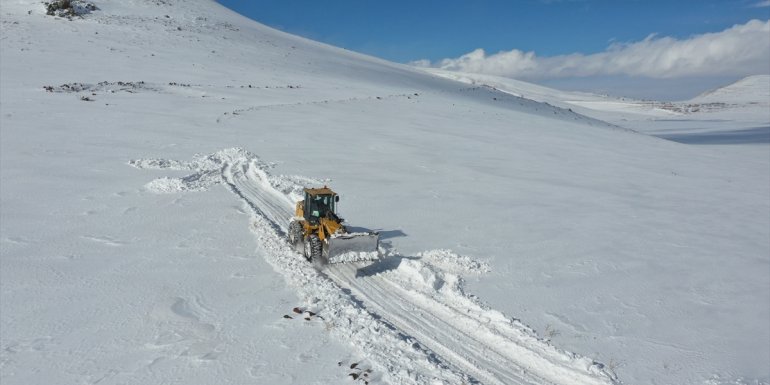 Iğdır'da ekipler bugüne kadar 2208 kilometre yolda karla mücadele etti