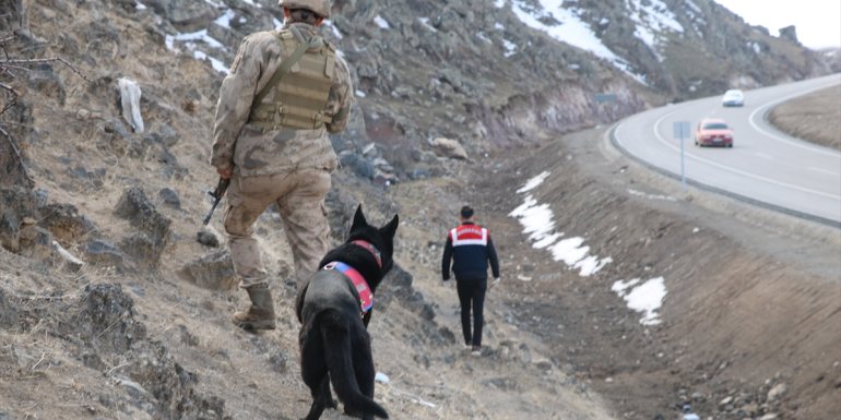 Iğdır'da kara yolu kenarında 2 kilo 648 gram eroin ele geçirildi