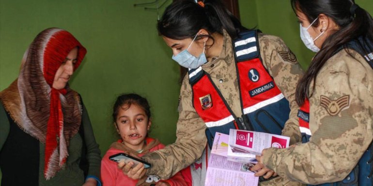 Jandarma personeli kadınlara KADES uygulamasını anlattı