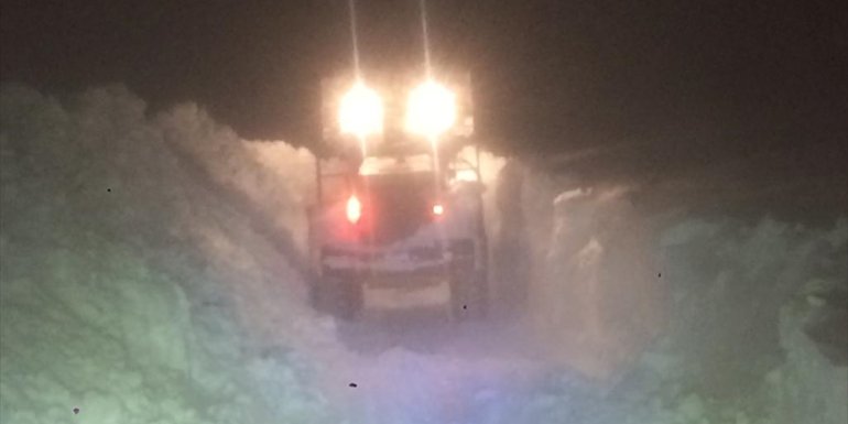 Kağızman-Ağrı yolunda mahsur kalan 6 araç kurtarıldı