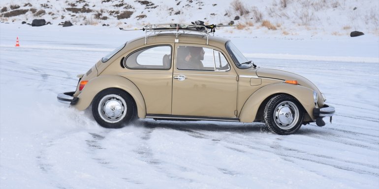 KARS - Çıldır Gölü üzerinde sürücülere buzda sürüş eğitimi verildi1