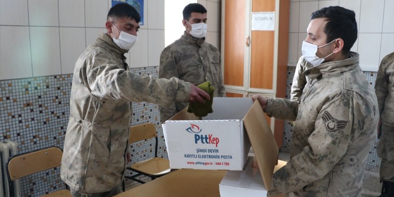 Emirzade nine Mehmetçiğin ayağı üşümesin diye elleriyle ördüğü çorapları gönderdi