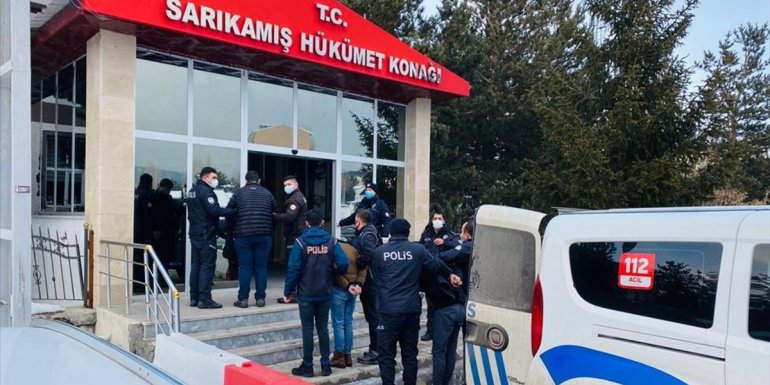 Kars'ta hırsızlık yaptıkları evdeki yaşlı çifti bıçaklayan 3 kişi tutuklandı