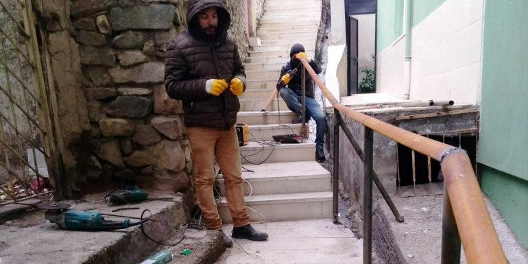 Keban'da yollardaki merdivenlere güvenlik amaçlı korkuluk yapılıyor