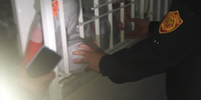 Malatya'da ayağı pencerenin demir korkuluğuna sıkışan çocuğu itfaiye kurtardı