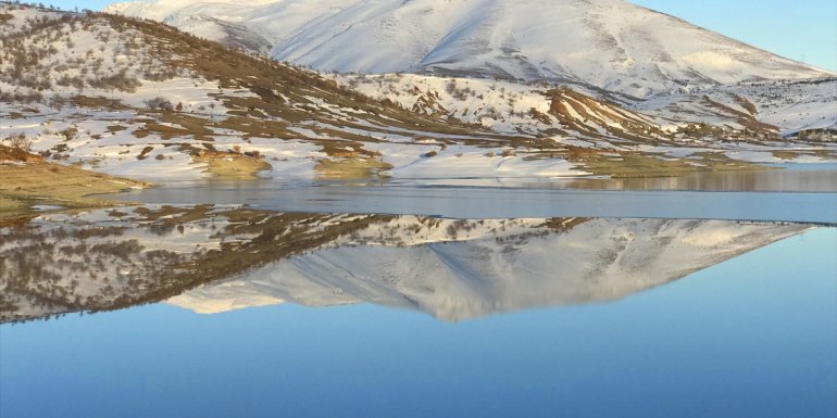 MALATYA - Baraj gölünün yüzeyi dondu1