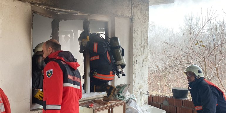 Malatya'da bir evde çıkan yangında dumandan etkilenen kişi hastaneye kaldırıldı