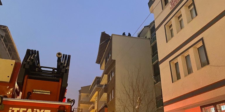Malatya'da kar nedeniyle apartmanın teras katının ahşap çatısı çöktü