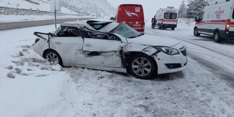 Malatya'da tıra çarpan otomobildeki 4 kişi yaralandı