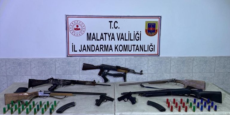 Malatya'da yanan ahırda 7 silah ile mühimmat bulundu