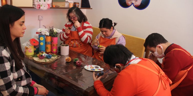 Down sendromlular Gülen Yüzler Kafe'de iş hayatına adım attı