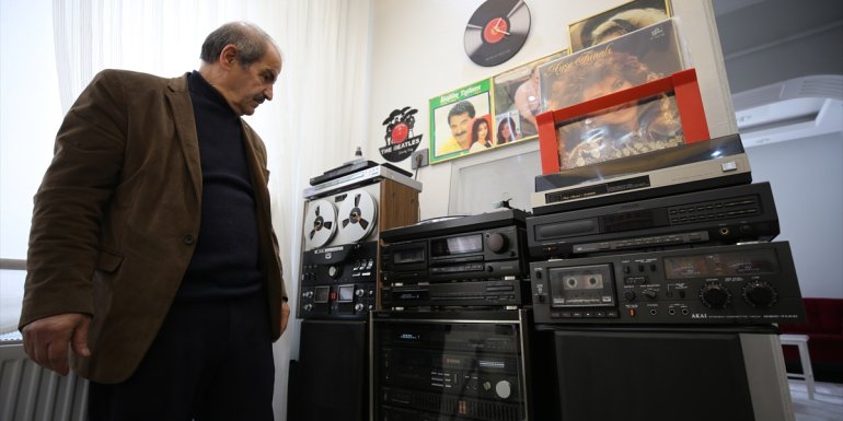 Elli yılda 900 plak ve 3 bin kasetlik koleksiyon yaptı