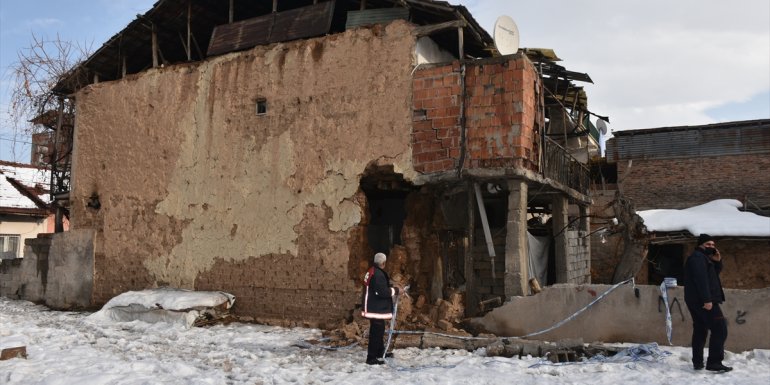 Malatya'da iki katlı kerpiç evin duvarı çöktü